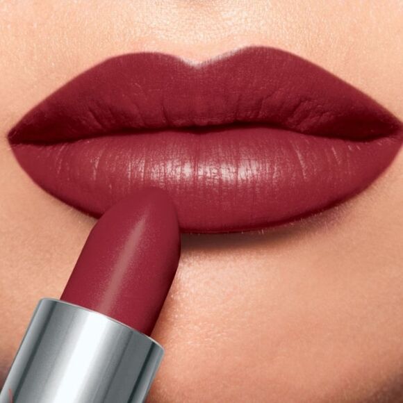 Clinique Even Better Pop Lipstick in Woo Me (Medium Dark Plum) - Picture 6 of 17